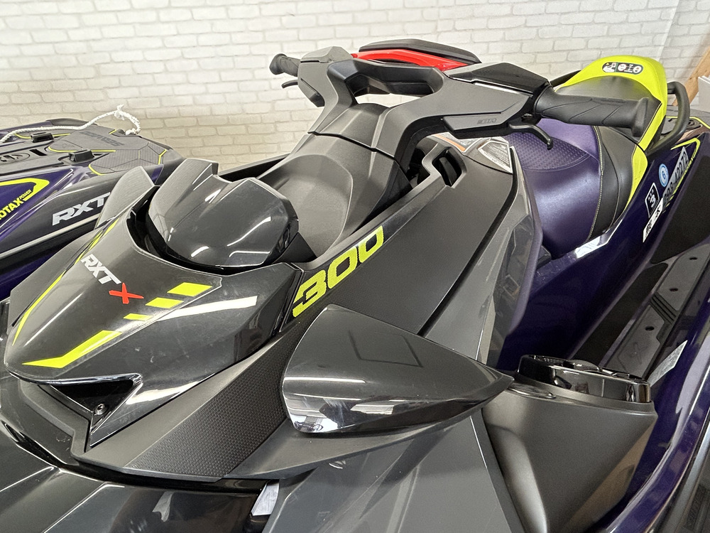 中古艇》SEADOO2021 RXT-X300ミッドナイトパープル3人乗【使用時間13時間】